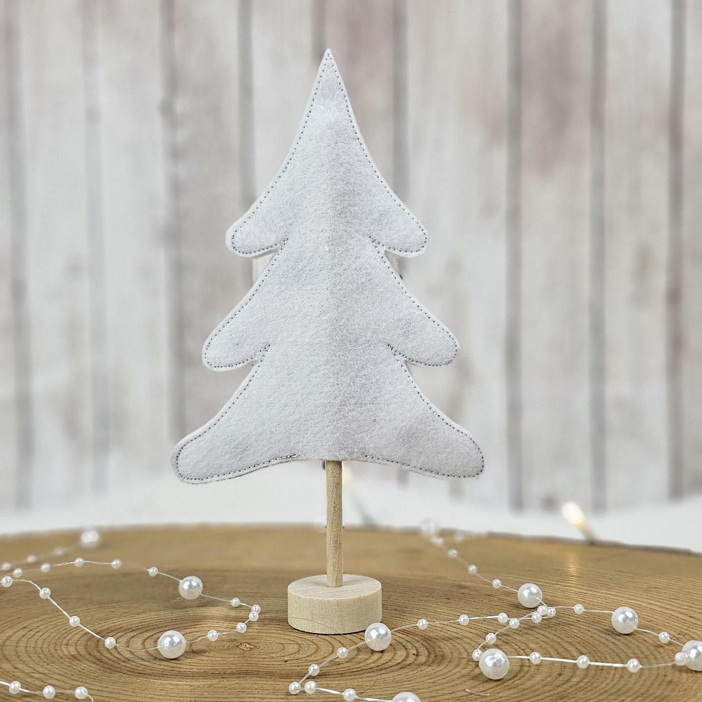 Weihnachtsbaum mit Kugeln aus weißem Filz | Tannenbaum auf Holzständer| Filzbaum als Dekoration, Weihnachtsgrüße oder Mitbringsel
