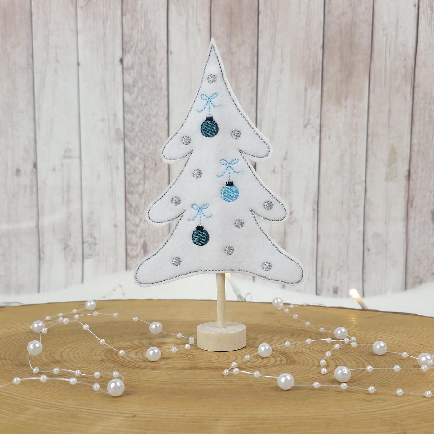 Weihnachtsbaum mit Kugeln aus weißem Filz | Tannenbaum auf Holzständer| Filzbaum als Dekoration, Weihnachtsgrüße oder Mitbringsel