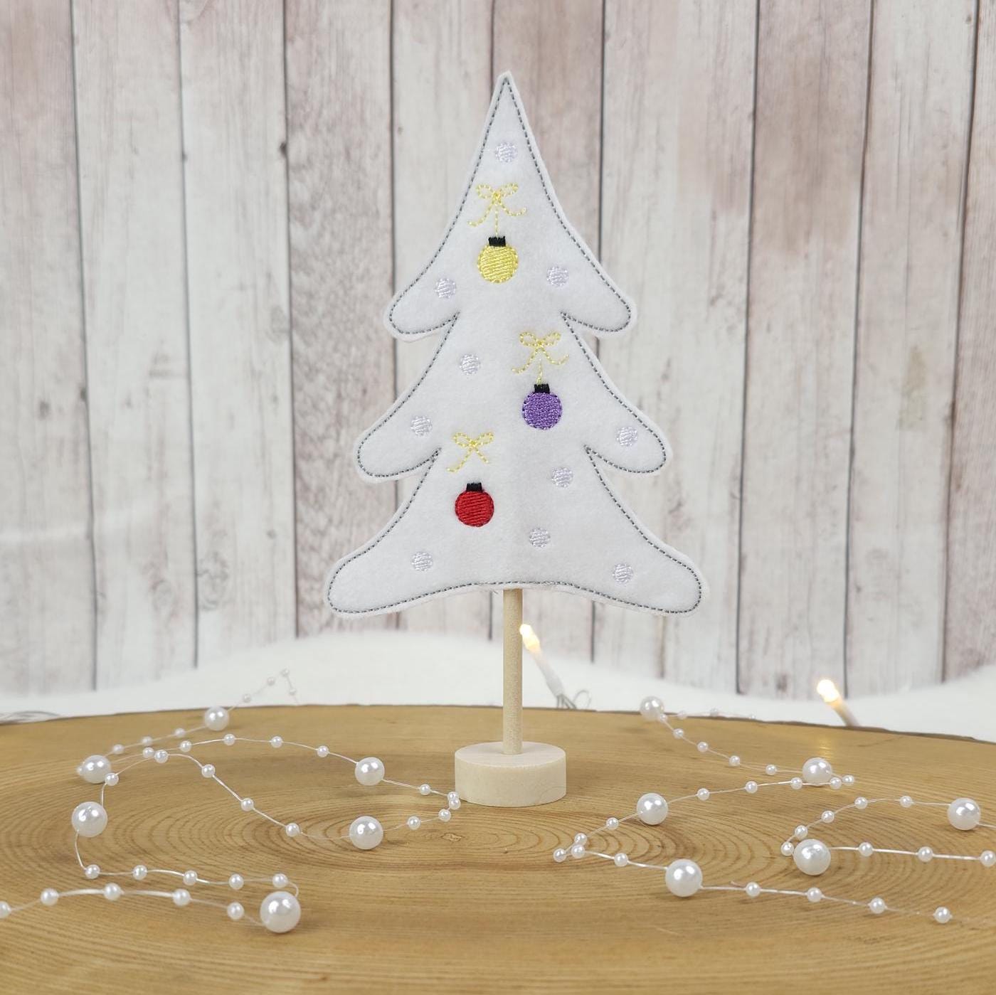 Weihnachtsbaum mit Kugeln aus weißem Filz | Tannenbaum auf Holzständer| Filzbaum als Dekoration, Weihnachtsgrüße oder Mitbringsel