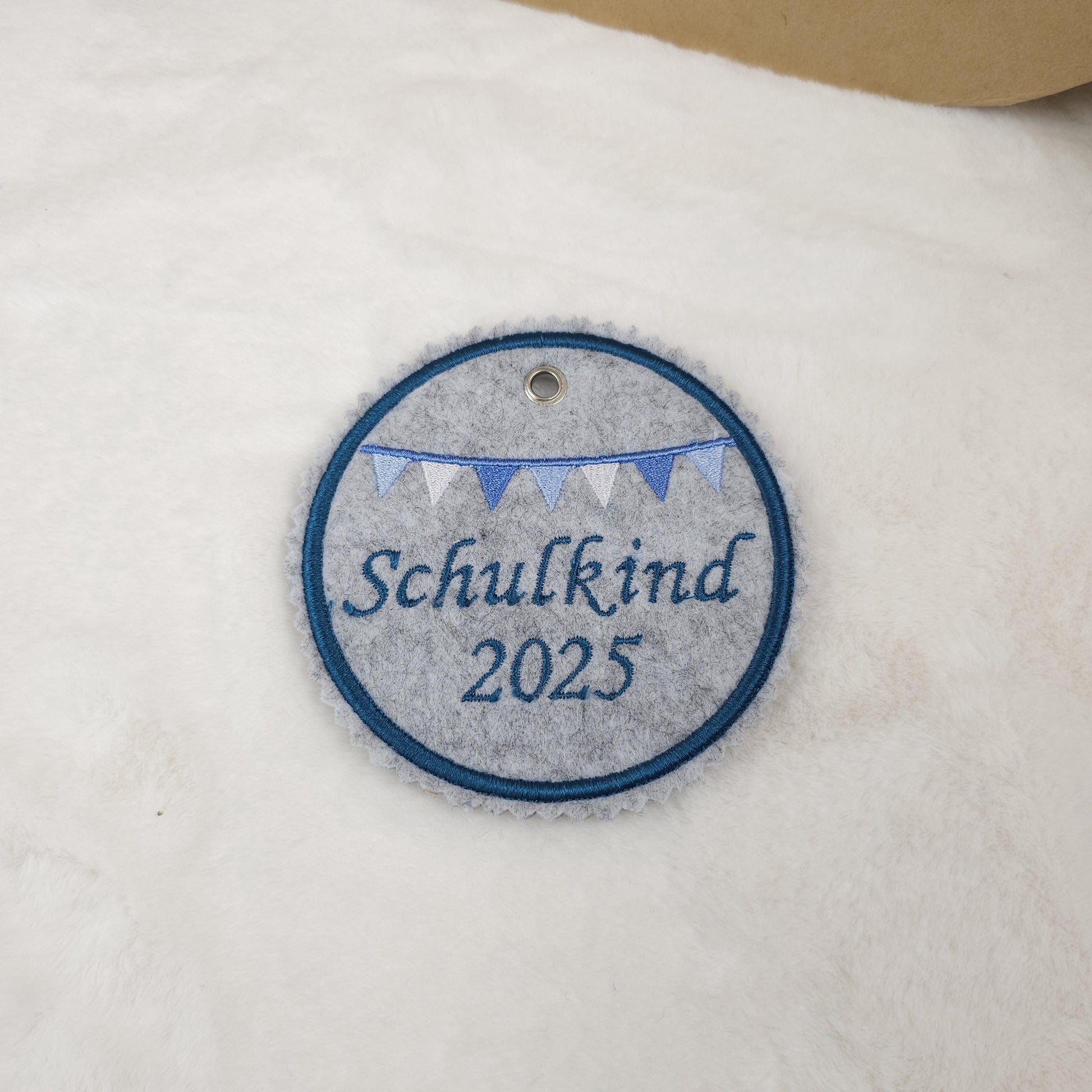 Schultüten Anhänger | grau | Einschulung | Schulkind 2025 | Button Anhänger | Schultüte Zubehör | inklusive Band