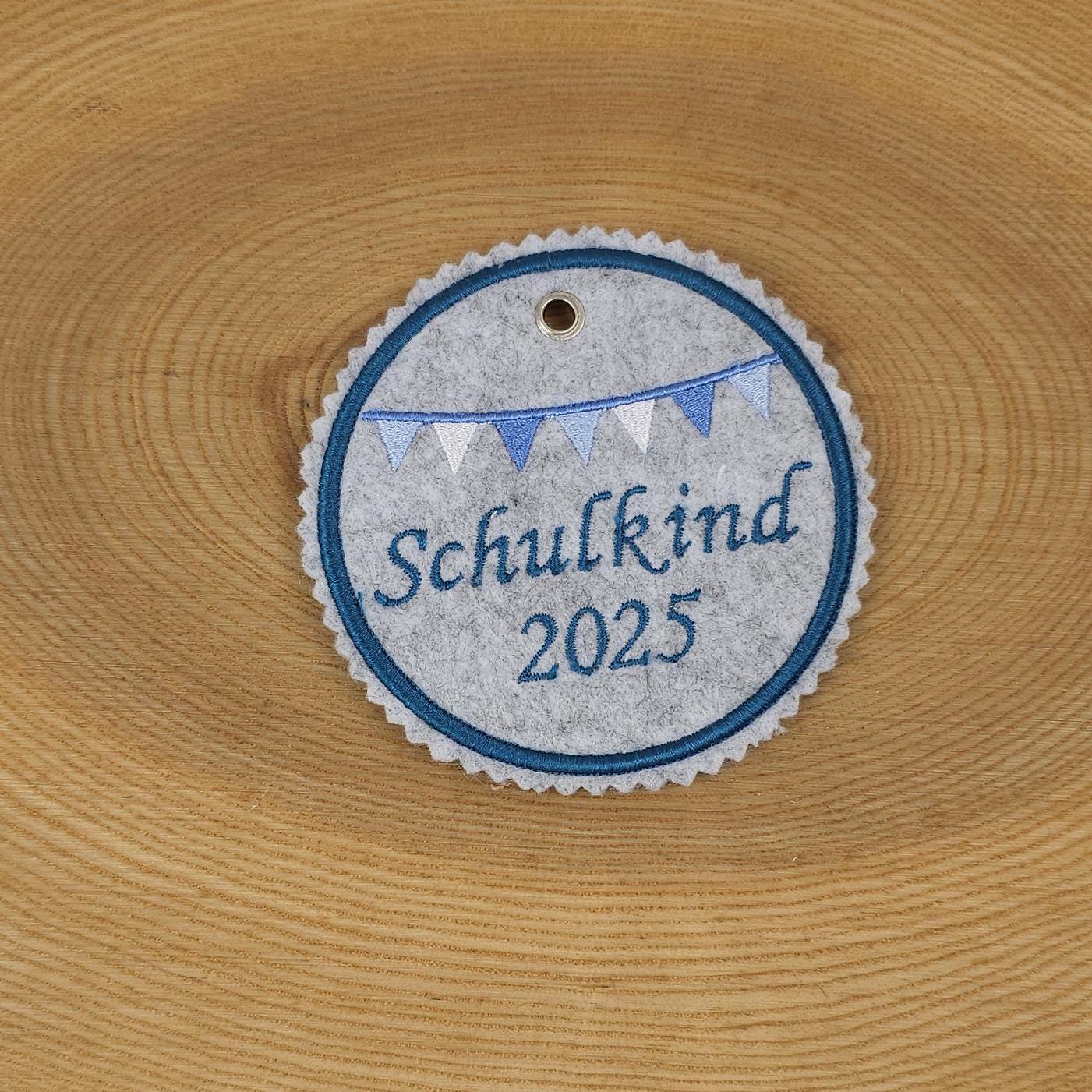 Schultüten Anhänger | grau | Einschulung | Schulkind 2025 | Button Anhänger | Schultüte Zubehör | inklusive Band