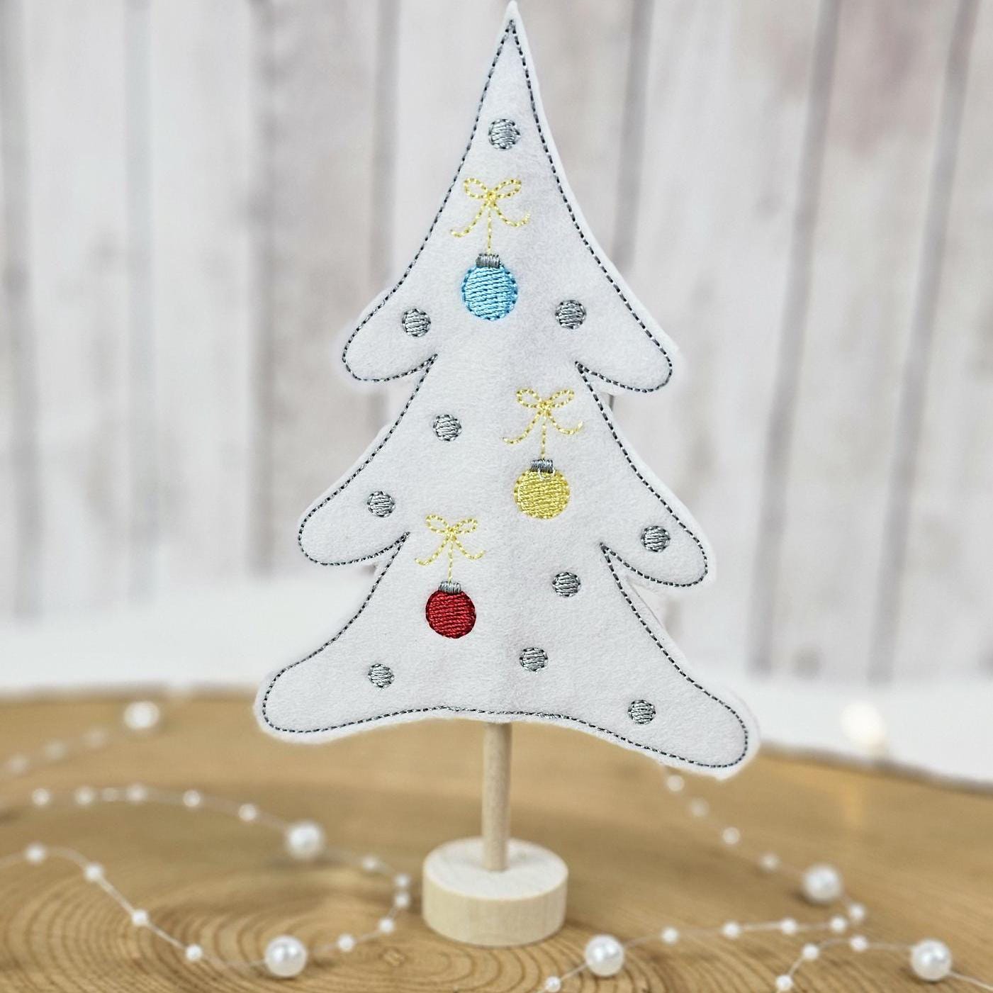 Weihnachtsbaum mit Kugeln aus weißem Filz | Tannenbaum auf Holzständer| Filzbaum als Dekoration, Weihnachtsgrüße oder Mitbringsel
