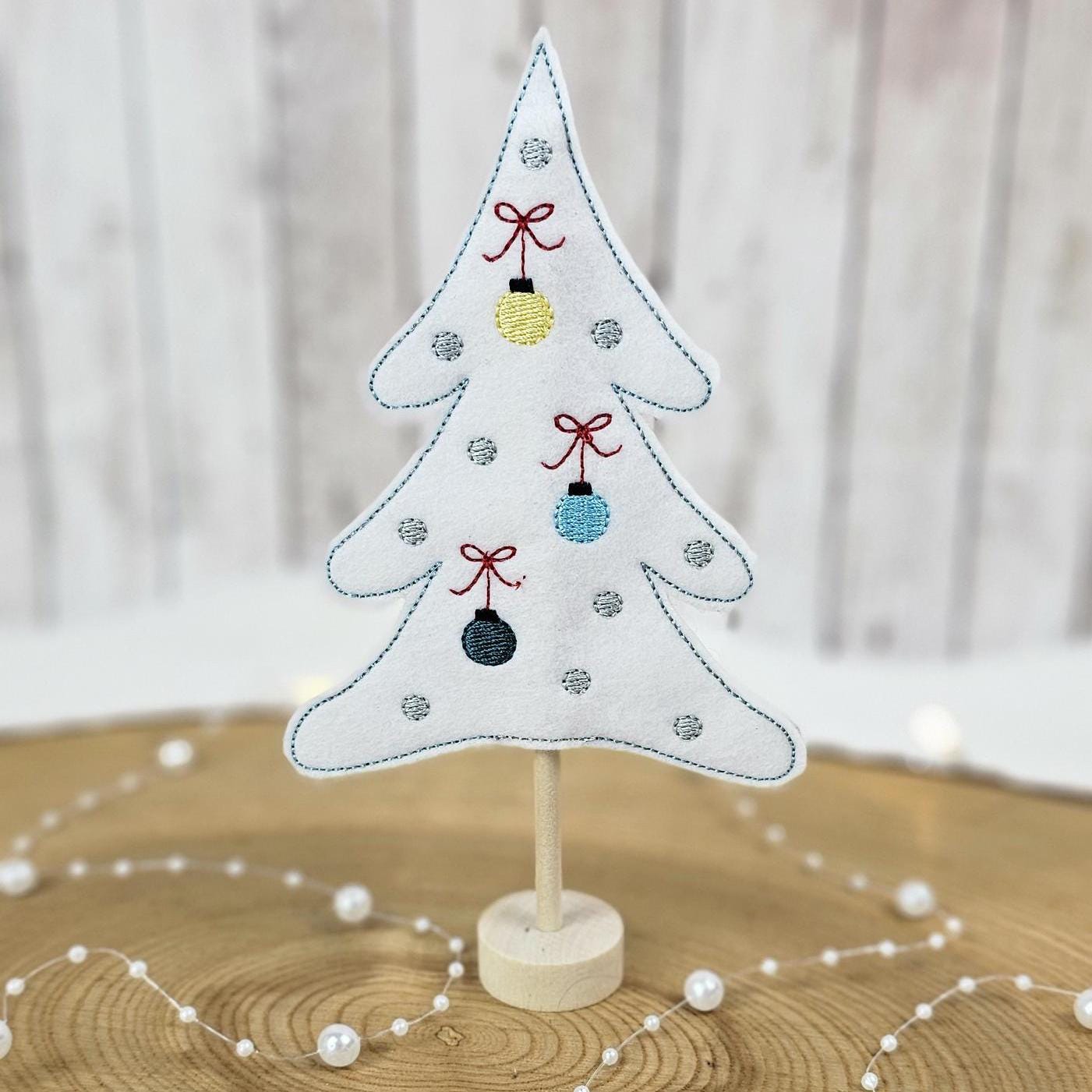 Weihnachtsbaum mit Kugeln aus weißem Filz | Tannenbaum auf Holzständer| Filzbaum als Dekoration, Weihnachtsgrüße oder Mitbringsel