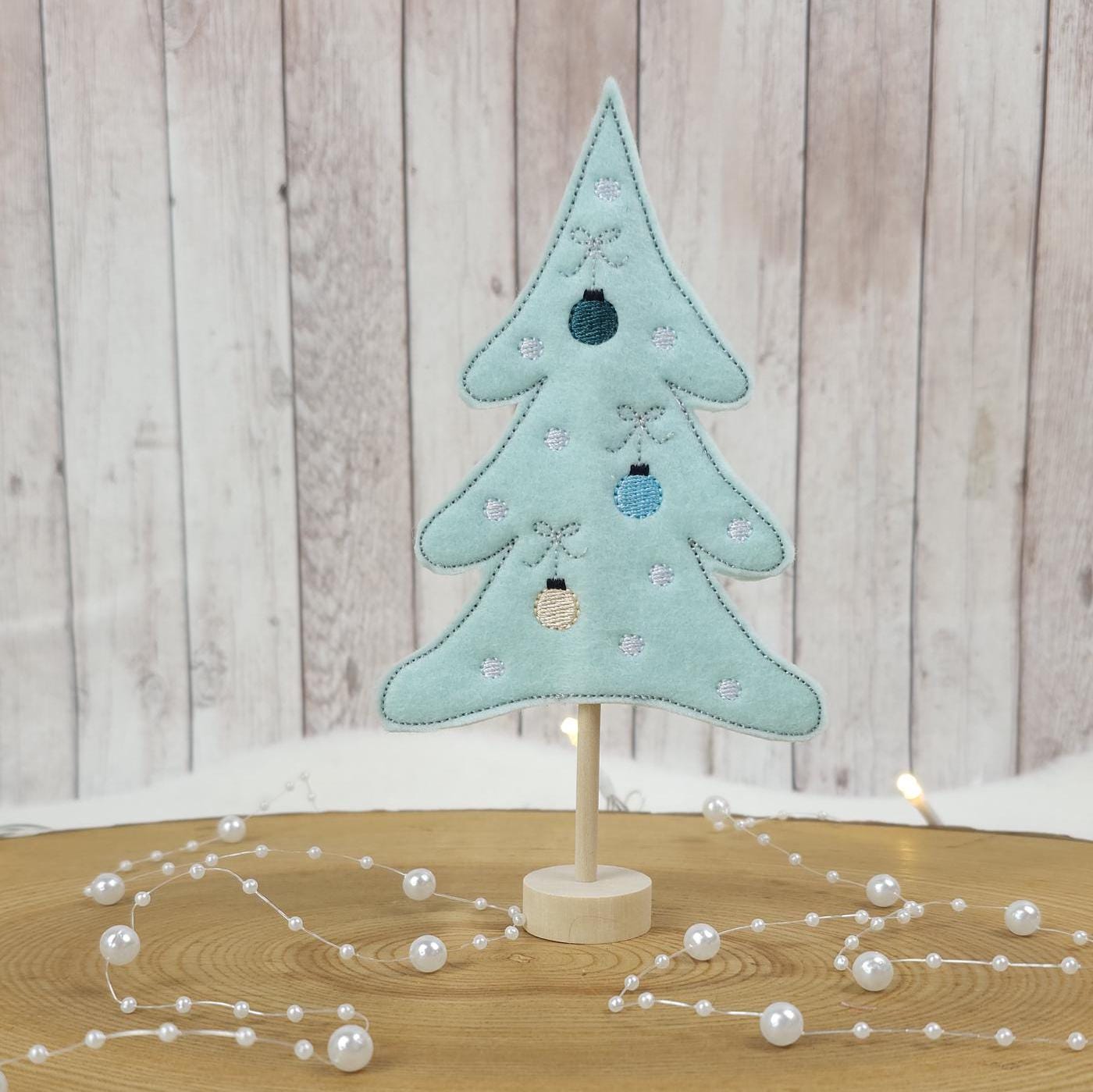 Weihnachtsbaum mit Kugeln aus mint farbenen Filz | Tannenbaum auf Holzständer| Filzbaum als Dekoration, Weihnachtsgrüße oder Mitbringsel