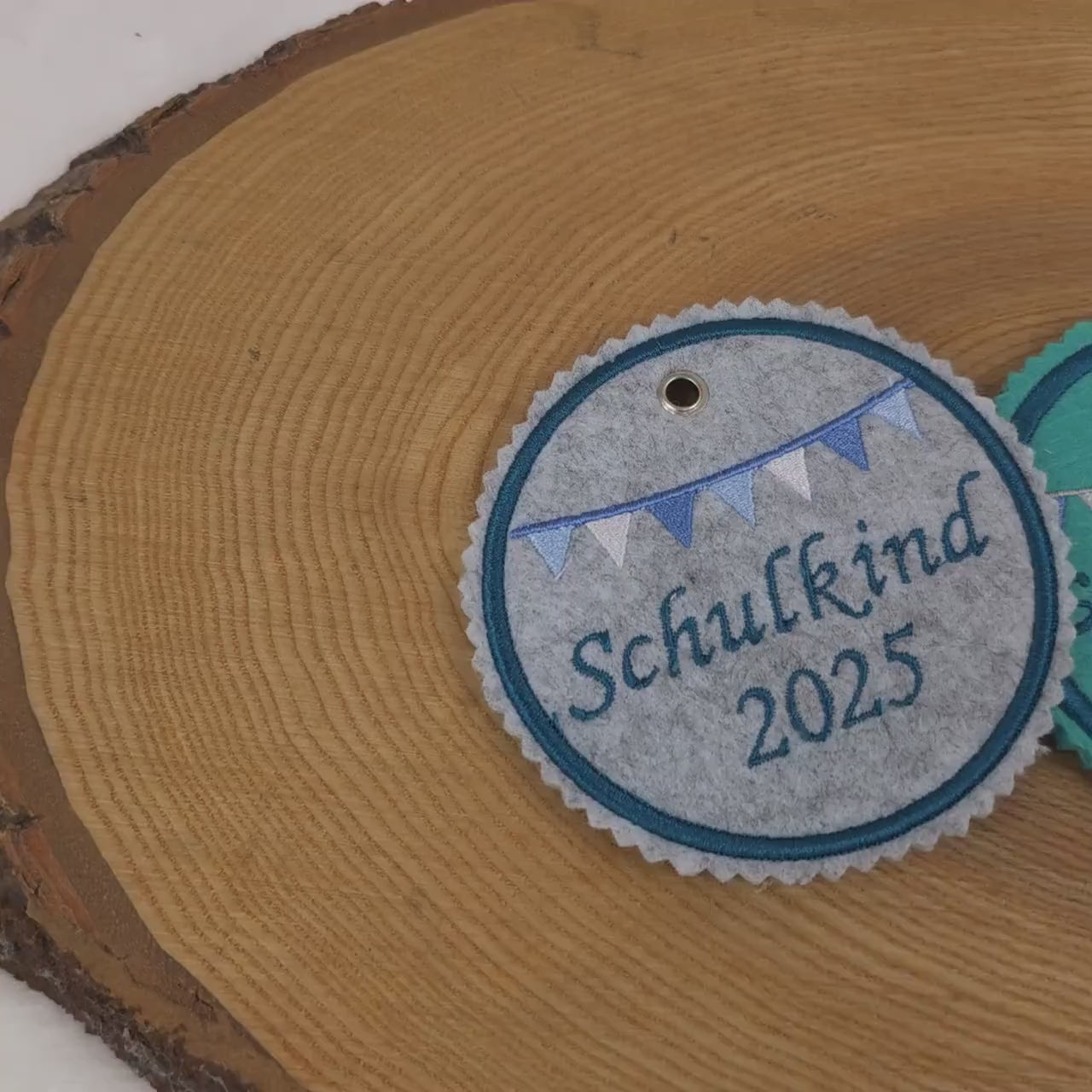 Schultüten Anhänger | türkis | Einschulung | Schulkind 2025 | Button Anhänger | Schultüte Zubehör | inklusive Band